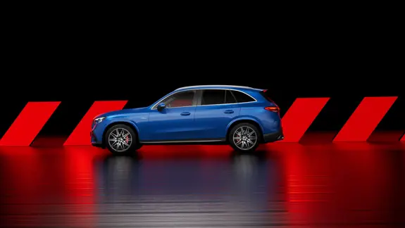 Mercedes AMG GLC 43 4MATIC Spektralblau metallic Seitenansicht - Merbag Mercedes AMG GLC 43 4MATIC Spektralblau metallic Seitenansicht - Merbag